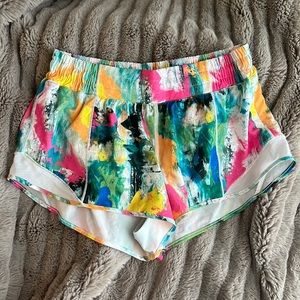 2.5 lululemon hotty hots size 8